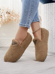 Nahaufnahme von warmen braunen flauschigen Loafers für Damen mit weichem Fleece und runder Kappe