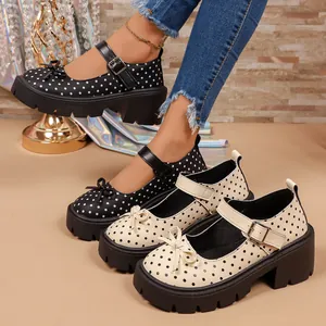 Zapatos Mary Jane retro con plataforma y lunares en negro y beige en una modelo.