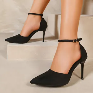 Nahaufnahme von eleganten schwarzen Wildleder-Stilettos mit Knöchelriemen