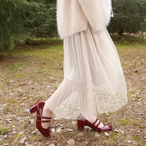 Vue latérale de chaussures Mary Jane élégantes en cuir verni rouge foncé à brides