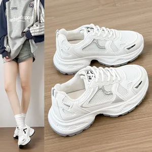 Κομψά λευκά mesh sneakers με χοντρή σόλα πλατφόρμα για επιπλέον ύψος και άνεση