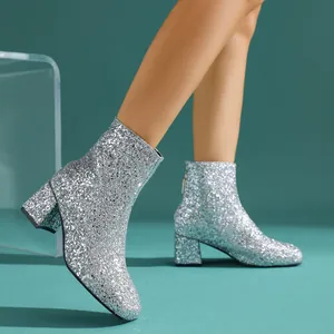 Detalle de botines brillantes con purpurina plateada y tacón ancho para mujer moda chic