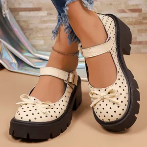 Primer plano de Mary Janes vintage de lunares con suelas de plataforma y detalle de lazo.