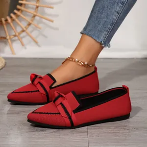 Elegantes bailarinas rojas de punto con punta fina, lazo y tejido de malla cómodo