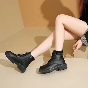 Vista detallada de botas Martin con plataforma negra para mujer con diseño de cordones