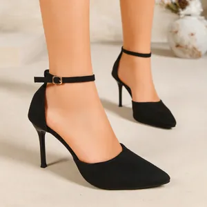 Elegante schwarze Wildleder-Stilettos mit Knöchelriemen und spitzer Zehenpartie im Detail