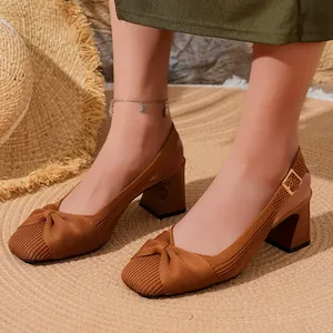 Dettaglio delle décolleté slingback in maglia marrone con tacco largo e fiocco.