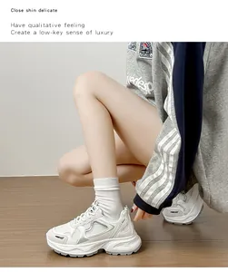 Μοντέρνα λευκά mesh chunky sneakers για γυναίκες, φορεμένα με casual streetwear ντύσιμο.