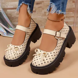 Elegantes zapatos Mary Jane vintage de plataforma con lunares, lazo y correa de hebilla