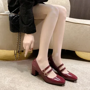 Gros plan de chaussures Mary Jane en cuir verni bordeaux avec double bride et talon bloc