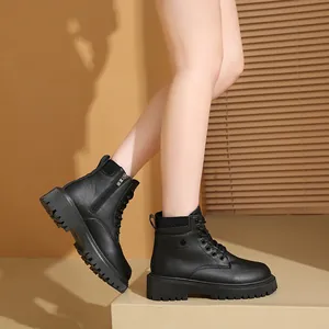 Detalle de los botines Martin negros con plataforma con cordones y cremallera para mujer