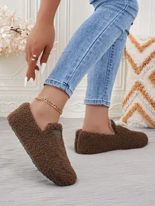 Nahaufnahme gemütlicher brauner Plüsch-Loafer mit weichem Material und runder Zehenkappe