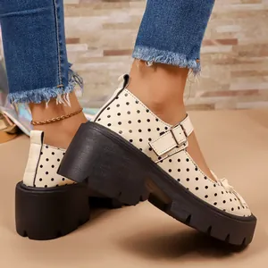 Primer plano de zapatos Mary Jane de lunares blancos con suela de plataforma