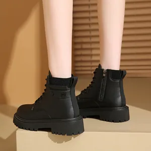 Vista detallada de botas Martin negras con plataforma, cremallera lateral y cordones