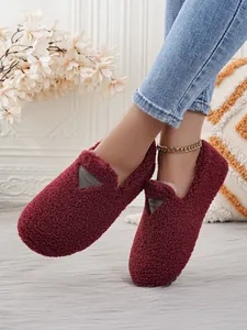 Detailansicht der weinroten Pelz-Loafer mit Plüschfutter und rundem Zehendesign