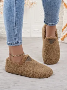 Detailansicht der braunen Plüsch-Slipper für Damen mit warmem Futter und weicher Sohle
