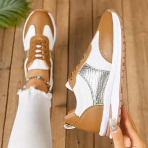 Λεπτομερής άποψη γυναικείων sneakers color-block με μεταλλική υφή