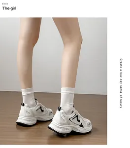 Κοντινό πλάνο λευκών mesh chunky sneakers με μαύρες λεπτομέρειες και χοντρές σόλες