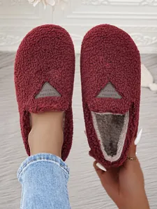Detailansicht weinroter flauschiger Loafer mit warmem Fleecefutter und runder Kappe.