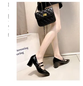 Élégantes chaussures Mary Jane en cuir verni noir avec talons mi-hauts et bout carré.