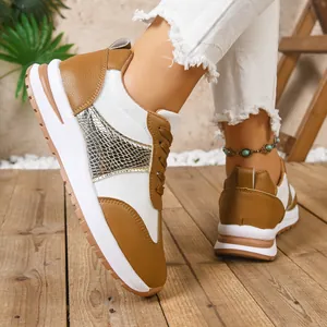Κομψά γυναικεία αθλητικά sneakers με πλατφόρμα σε καφέ και χρυσές λεπτομέρειες