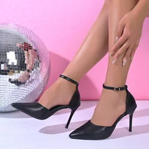 Elegante schwarze spitze High Heels mit Knöchelriemen an Modelbeinen