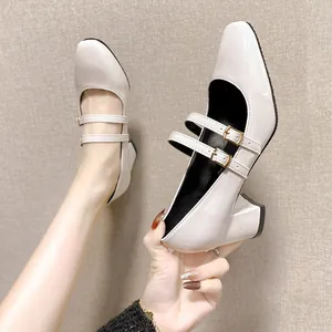 Chaussures Mary Jane élégantes en cuir verni crème avec doubles brides et talons