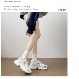 Λεπτομερής πλάγια όψη λευκών sneakers με πλατφόρμα και πλέγμα, φορεμένα με κάλτσες.