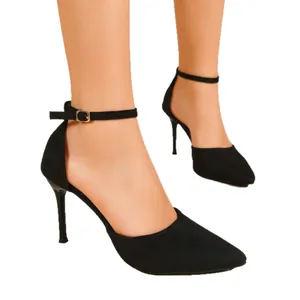 Elegante schwarze Wildleder-Sandalen mit modischem Knöchelriemen und spitzer Zehenpartie