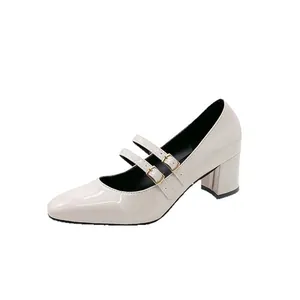 Chaussures Mary Jane élégantes en cuir verni beige avec bout carré et talon carré