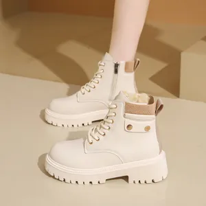 Detalle de botas Martin con plataforma beige, forro de felpa cálida y cremallera