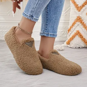 Bequeme flauschige braune flache Slipper für Damen mit weicher Sohle für Herbst und Winter
