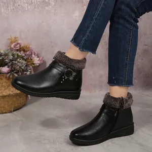 Detail van zwarte leren sneeuwlaarzen met fleecevoering en zijrits voor dames.