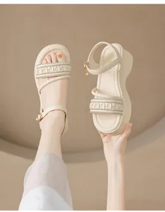Detalle de sandalias beige elegantes con plataforma, volantes y pedrería brillante