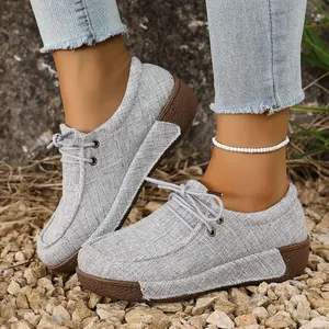 Mocasines de plataforma para mujer en lona gris con suela gruesa marrón