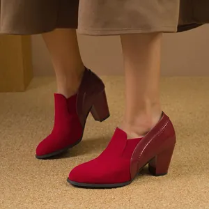 Eleganti stivaletti rossi da donna con tacco largo, mix di materiali e stile british