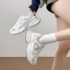 Μοντέρνα λευκά διχτυωτά sneakers με πλατφόρμα, χοντρή σόλα και ελαφρύ σχέδιο με κορδόνια