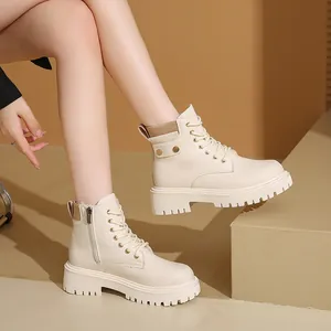 Vista lateral de botines Martin beige con plataforma para mujer en estudio