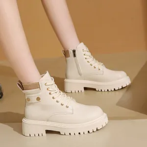 Primer plano de botines Martin crema con plataforma, cordones y cremallera lateral
