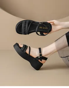 Elegantes sandalias de plataforma negras para mujer con correas texturizadas y dije estrella