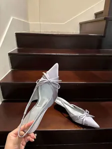 Κομψές ανοιχτόχρωμες μοβ σατέν γόβες slingback με μυτερή μύτη και διακοσμητική λεπτομέρεια φιόγκου