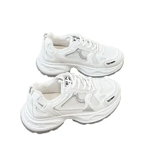 Κομψά λευκά sneakers με πλατφόρμα, χοντρή σόλα και κορδόνια για την άνοιξη, ιδανικά για μόδα.