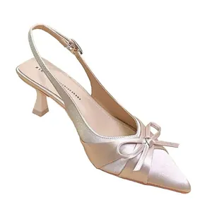 Κομψά σατέν πέδιλα slingback σε σαμπανιζέ χρώμα με μυτερή μύτη και λεπτομέρεια φιόγκου
