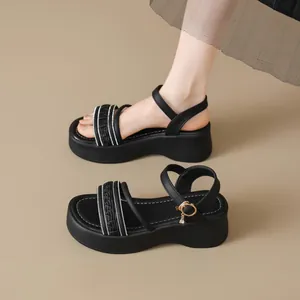 Elegantes sandalias de plataforma negras con correas trenzadas y suelas gruesas para verano