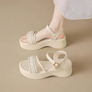 Elegantes sandalias de plataforma beige con correas tejidas decoradas con strass