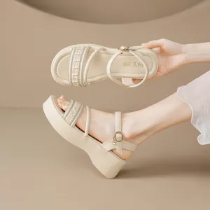 Elegantes sandalias de plataforma beige para mujer con tiras de pedrería y suela de cuña