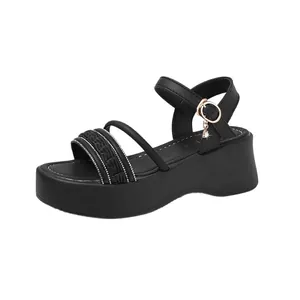 Sandalias de plataforma negras para mujer con tira de pedrería y colgante de estrella