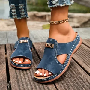 Sandales compensées bleues élégantes pour femmes avec détails dorés et semelles épaisses