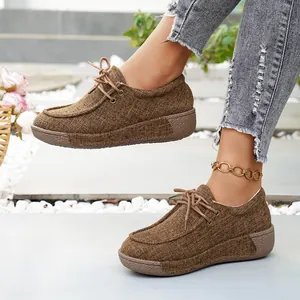Vista detallada de los cómodos zapatos de plataforma marrón vintage con cordones para mujer