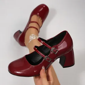 Gros plan sur les escarpins Mary Jane en cuir verni bordeaux à double bride